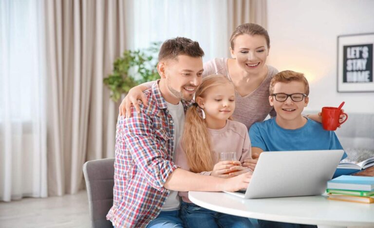 Éducation numérique : rôle et limites des parents en 2025