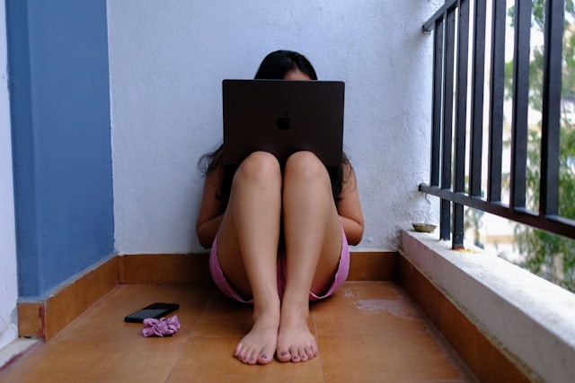 Cyberharcèlement sur TikTok et Snapchat : comment réagir ? ©junaid-rahim