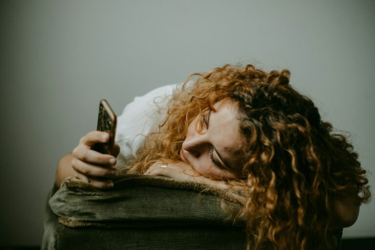Réseaux sociaux et anxiété des ados ©sinitta-leunen