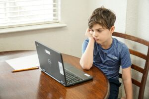 Parler de cyberharcèlement à son enfant sans le traumatiser ©thomas-park-SS