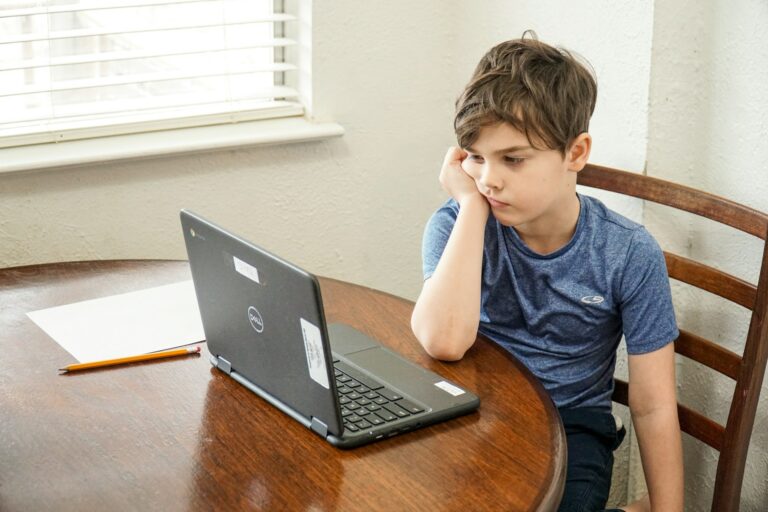 Parler de cyberharcèlement à son enfant sans le traumatiser ©thomas-park-SS